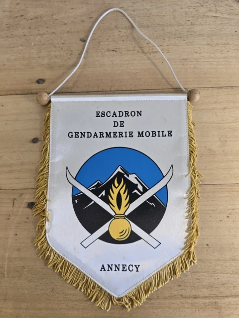 Insigne émail 9° LEGION bis Gendarmerie Départementale ORIGINAL OBSOLÈTE