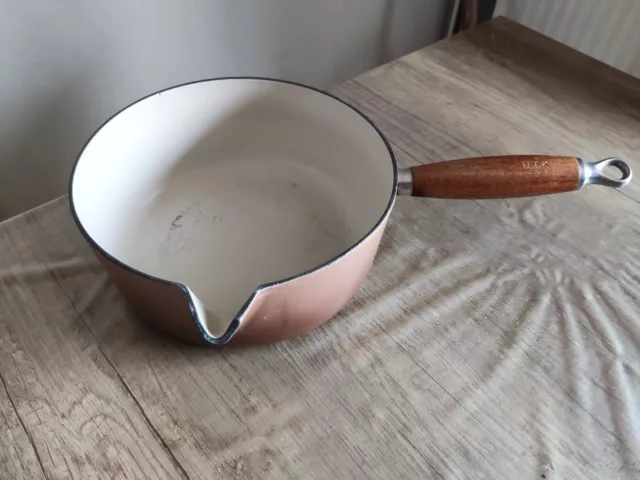 Le Creuset France Casserole fonte emaillée marron taille 22 CM