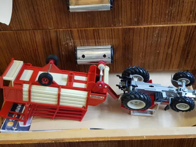 Britains: Traktor mit Heuladewagen Massey Ferguson rot/weiss 3