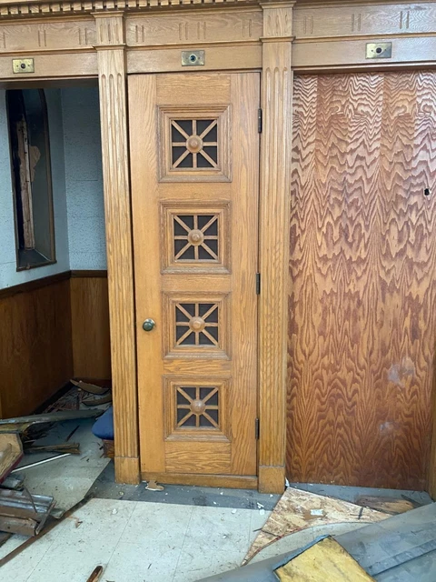 Solid Gothic Oak Door From A Closed Church - Cmc100