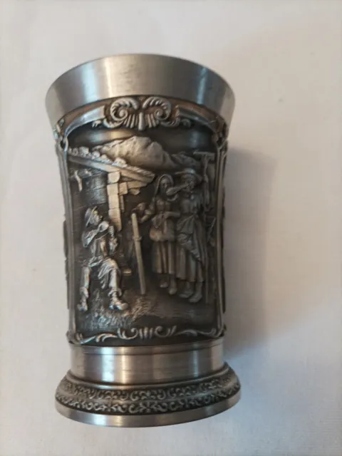 Zinn Becher -   Pokal -etwa 9 cm hoch - Jagdmotive - aus Nachlass -  B