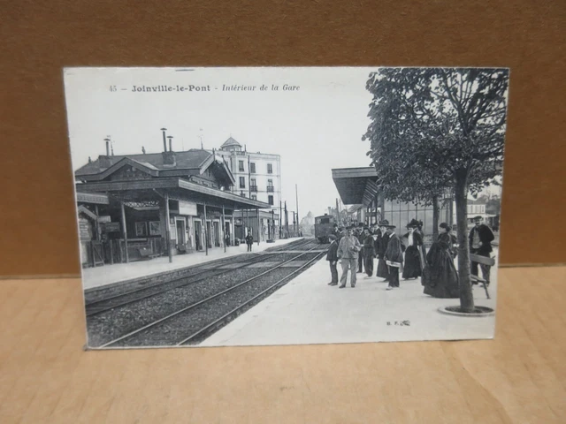 JOINVILLE LE PONT (94) intérieur de la gare belle animation