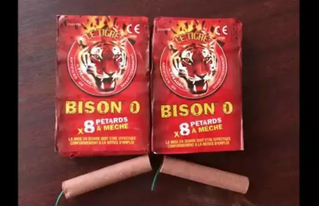 LOT PETARD A Meche Le Tigre Bison 0. 10 Paquets De 8 Pieces Soit
