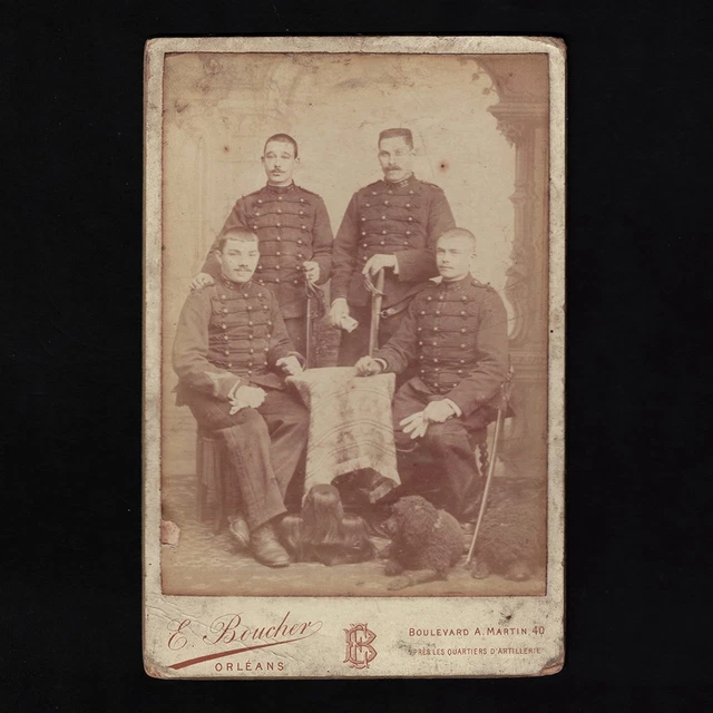 Militaire du 26e régiment d'artillerie avec leurs canons tirage