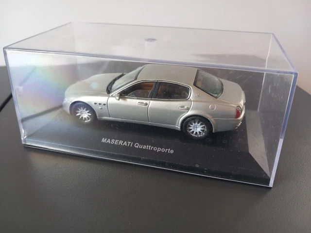 Miniature IXO MOC037 - Maserati Quattroporte Argent - échelle 1/43