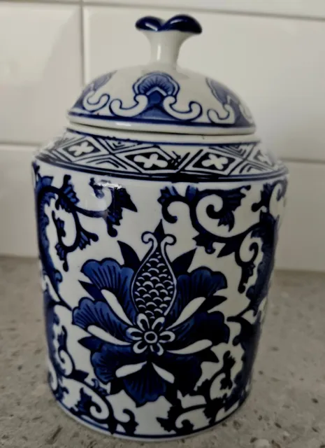 Chinese Porcelain Ceramic Blue & White Lidded GINGER JAR 7 X 5 Inch