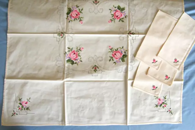 Vtg Embroidered Cross Stitch Floral  32" x 32" Tablecloth & 4 Napkins 10" x 10"