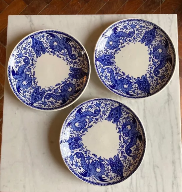 3 Anciennes Petites Assiettes U&C Sarreguemines. Modèle Dragon Bleu et Blanc TBE