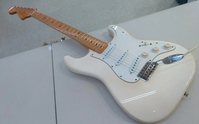 Décapsuleur en forme de guitare Fender stratocaster- Jimi