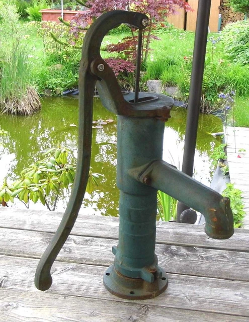 alte Handschwengelpumpe, Gartenpumpe aus Gusseisen