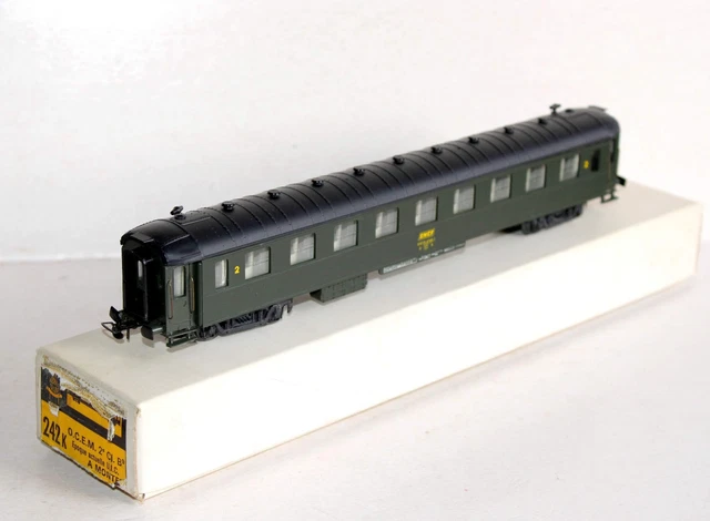 France Trains 252 , voiture OCEM à rivets 2 Cl. type B9 yfi PLM