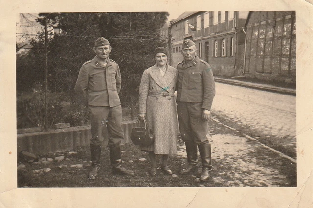 Photo Ancienne WW2 - Soldats Allemands Devant Véhicules Militaire - Tirage Original 8x6 Cm