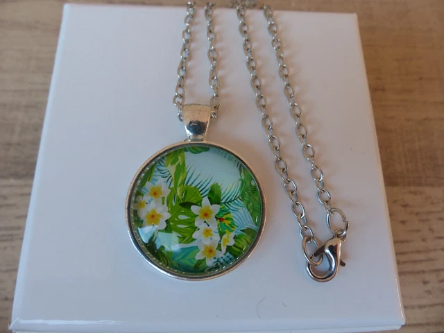 Collier Pendentif Grandes Feuilles Palmier Et Fleurs - Chaîne 50 Cm, Résine Argentée, Neuf Avec étiquette