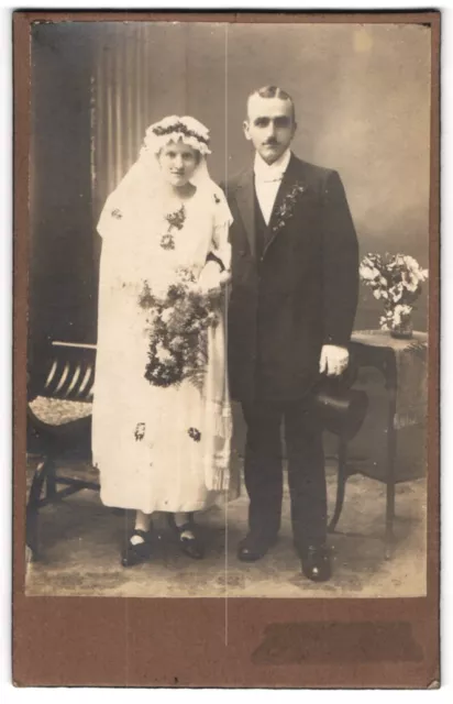 Fotografie unbekannter Fotograf und Ort, Junges Brautpaar mit Brautstrauß