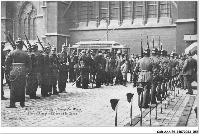 CAR-AAAP6-57-0410 - METZ - Place d'Armes - Releve de la garde