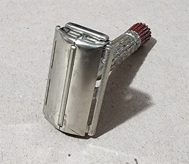 Vintage 1958 D1 Gillette Tto De Super Speed Red Tip Safety Razor