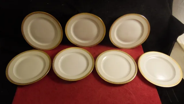 Service de 7 assiettes a pain en porcelaine Limoges Vignaud décor blanc or