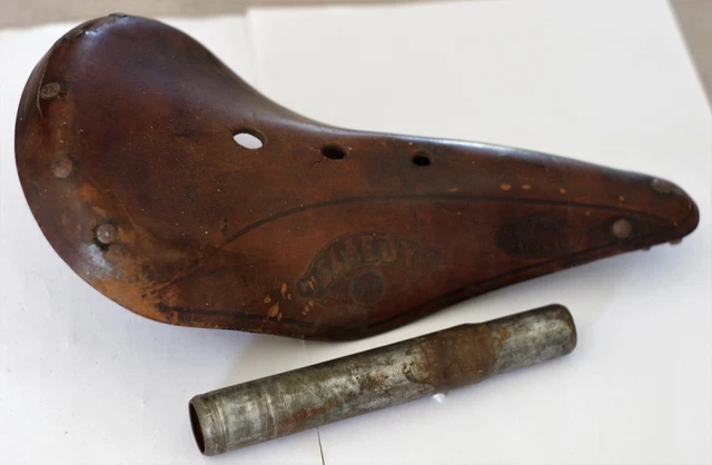 ancienne selle de vélo de femme en cuir de la marque Idéale