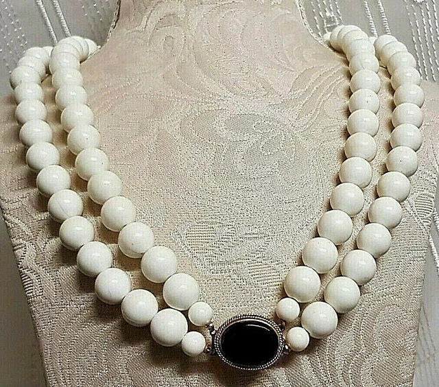 Magnifique Collier de perles dégressives en porcelaine verte bijou