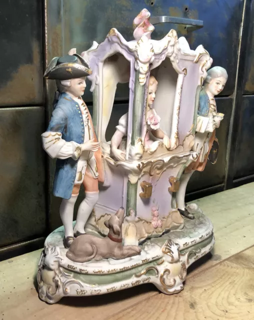 Statuette En Biscuit Groupe Polychrome jeune elegante dans son carrosse H 26,5 2