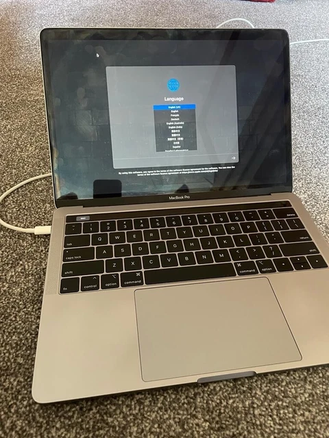 Apple MacBook Pro 13.3" (128 GB SSD, Intel Core i5 8th Gen., 3.90 GHz, 8GB)...