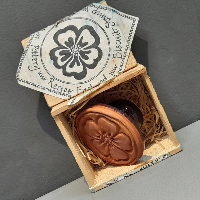 Timbro in ceramica burro/biscotto gettato a mano ceramica Gosforth design floreale regalo