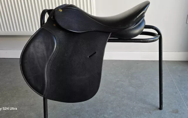 171/2 inch Black GP saddle by Henri De Rivel