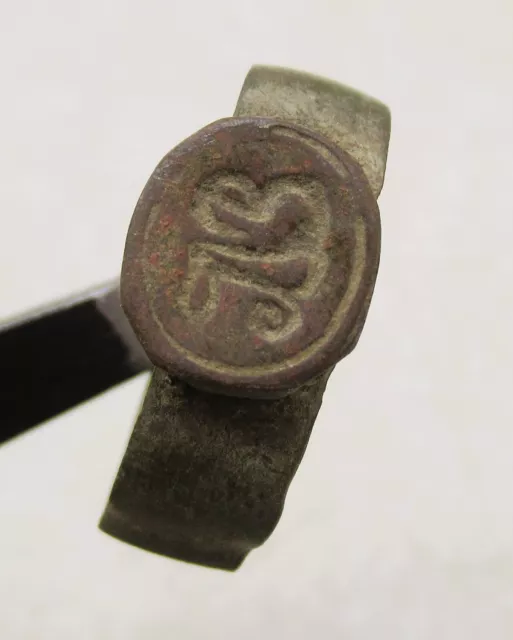 A2 Ancient Roman To Medieval Bronze Signet Ring With Decorated Bezel