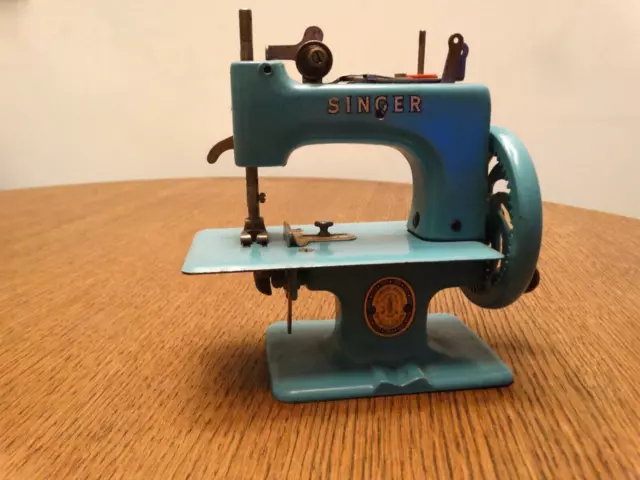 Singer sewhandy model 20 child sewing machine blue