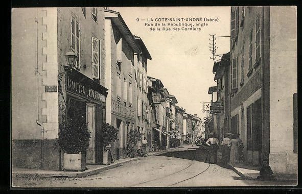 CPA LA COTE-SAINT-ANDRÉ, Rie de la Republique, angle de la Rue des ...