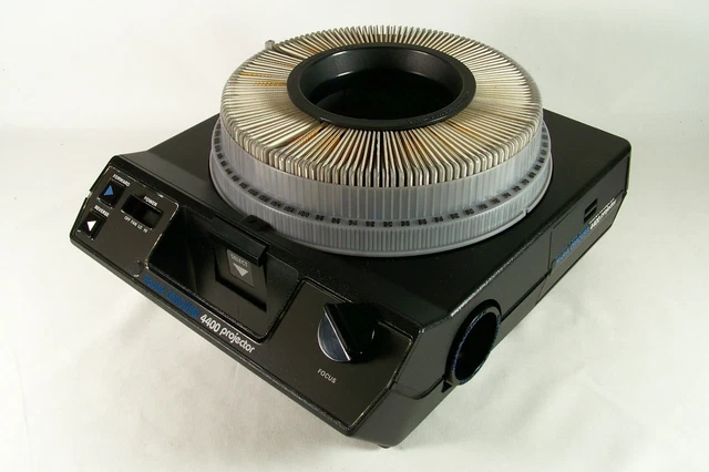 Kodak Carousel 4400 Slide Projector w/ Remote, 140-Slide Tray, & Manual - IOB