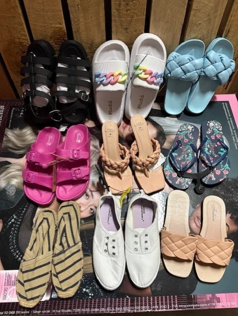 Lot Revendeur De 16 Paires De Chaussures De Plage Shoozz Multicolores - Pointure Enfant 30/31, Sandales Bateau En Plastique