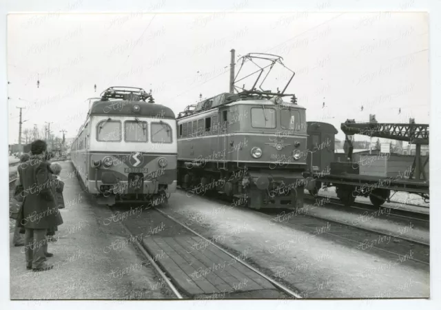 PE Foto Eisenbahn ÖBB BBÖ E-Lok 4030.104 ,1040.03 Groß Schwechat 8.3.1977 (A262)