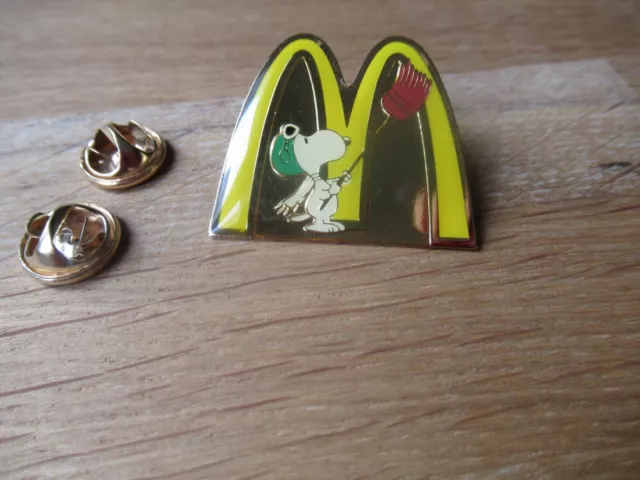 Snoopy Comic Strip Peanuts Mc Donald's Vintage Pin Badge