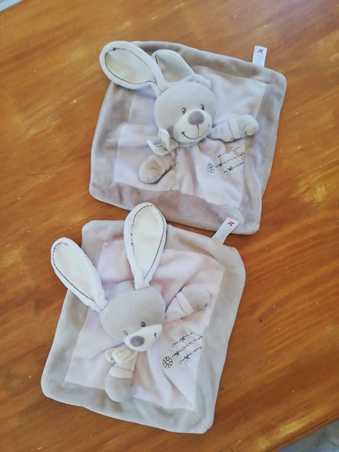 Doudou Nicotoy Simba Toys Lapin Plat Rose Beige Broderies Croix Écharpe Blanc x2