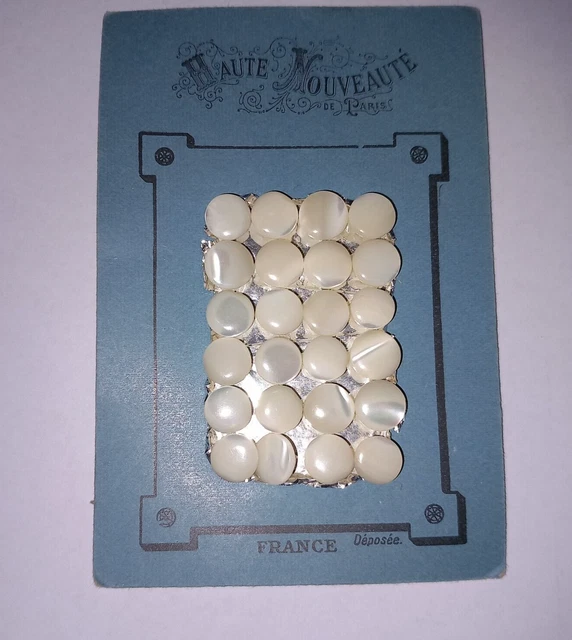 Boutons Art Nouveau Sur Carte - Métal Doré - Diamètres 2,3 Cm Et 2,4 Cm