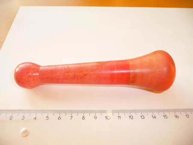 Schöner Stößel aus rotem Kunststoff 14 cm lang, aus altem Apothekenbestand