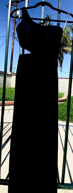 Beautiful one shoulder maxi dress. Left side hip exposed. Size S.