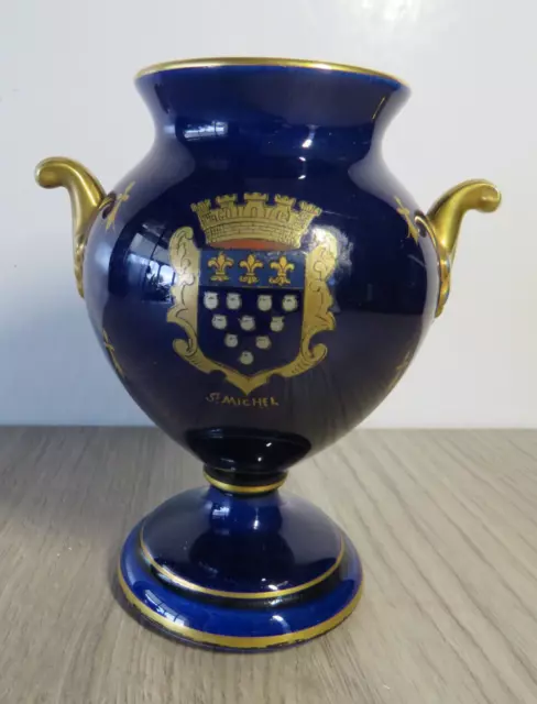 joli vase sur piedouche en bleu de four et dorure , au  blazon du Mt St Michel