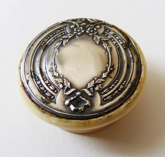 Bracelet Ancien En Argent Massif Avec Breloques Et Médailles - XIXe Siècle