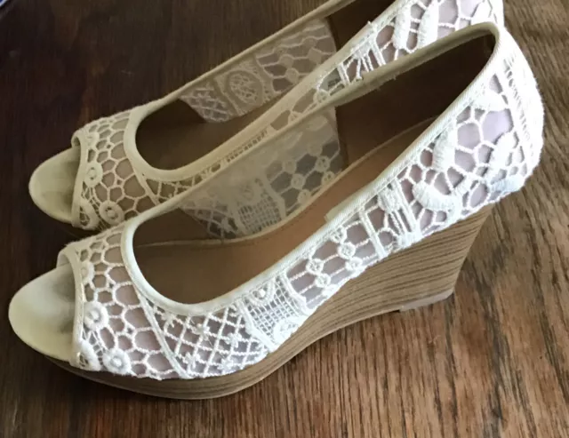 American Eagle Heels Womens 8 Casual Slip On Wedge Pumps Ivory Fabric Peep Toe