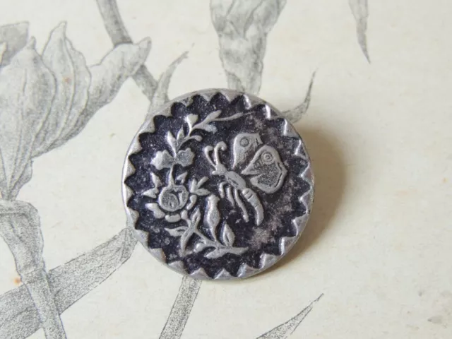 Grand bouton ancien en métal à décor de  papillon et fleurs - French button 3 cm