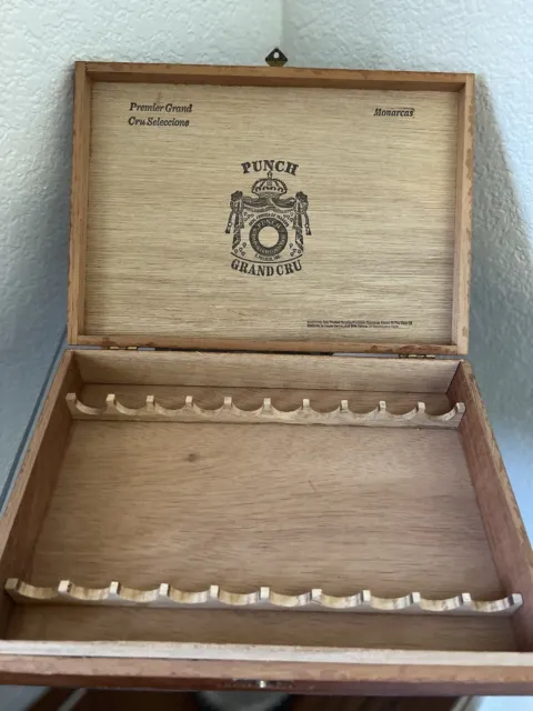 PUNCH GRAND CRU MONARCAS Cigar Box Spanish Honduras (BOX ONLY). 11.5"Lx 8"Wx 2"H