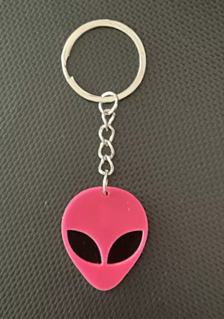 Colección UFO: llavero cabeza alienígena rosa acrílico.