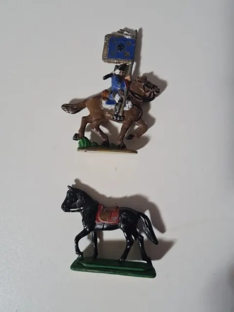 2x Zinnfiguren - Reiter auf Pferd Braun mit Fahne  + Pferd Schwarz