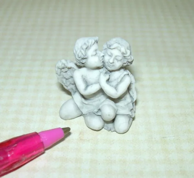 Miniature Kissing Cherubs Statuary (GRAY) 1 1/16" Tall: DOLLHOUSE 1:12