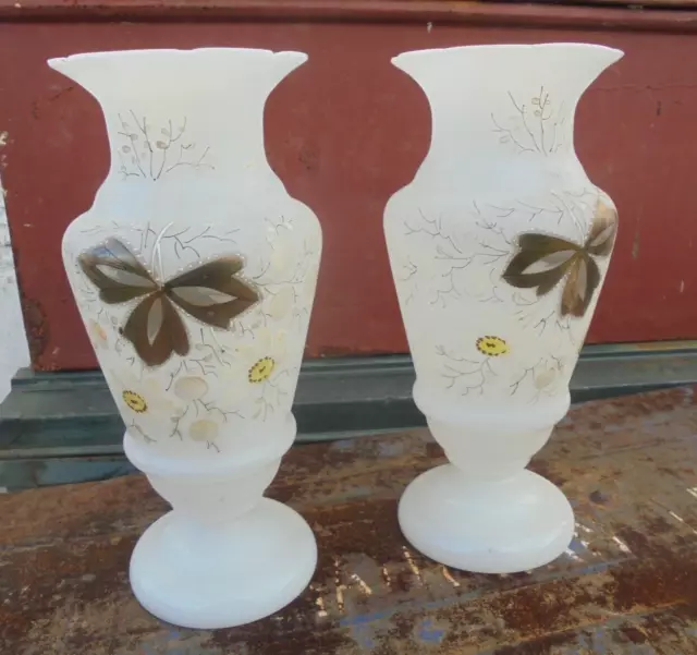 PAIRE de VASES OPALINE Blanche Fleurs émaillées NAPOLEON III XIXe