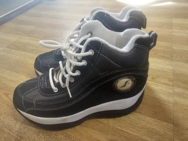 Street flyers shoes store