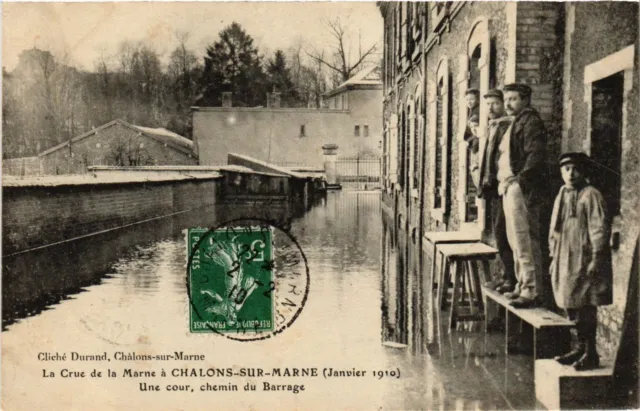 CPA La Crue de la Marne a CHALONS-sur-MARNE (Janvier 1910) - Une cour (742634)