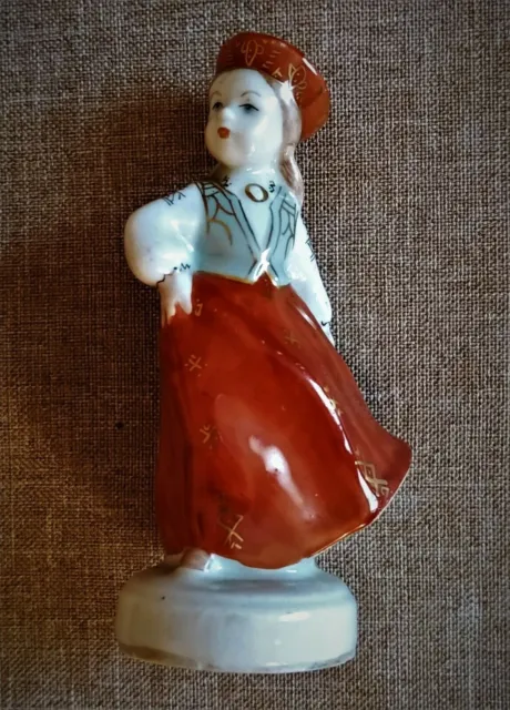 Belles figurines en porcelaine de Lettonie soviétique - Peoples Daughter (2).